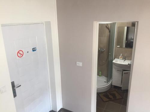 Un baño de Alex Lodge