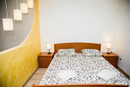 ベレホヴェにあるSaharaのベッドルーム1室(枕2つ、ランプ2つ付)