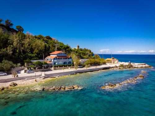 een luchtzicht op een strand met een huis en het water bij Elena's Seafront Deluxe Studios in Zakynthos