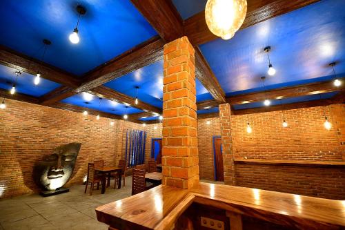 een kamer met een tafel en een bakstenen muur bij Cantika Villa in Gili Trawangan