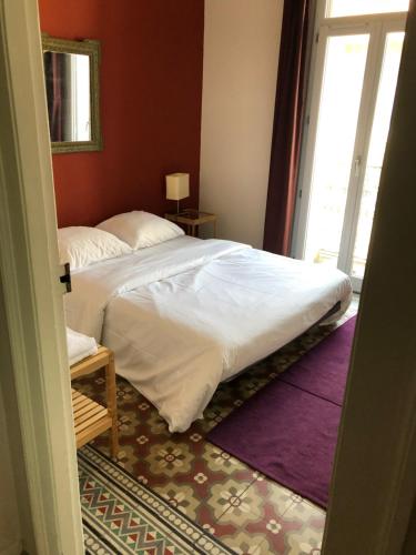 a bedroom with a bed and a window at Appartement Hippolyte in Montpellier