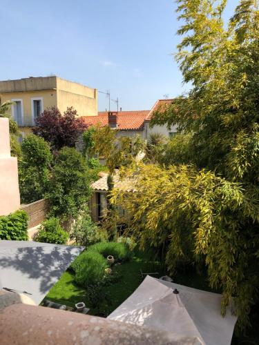 a view of a garden from a building at Appartement Hippolyte in Montpellier