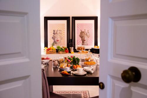 un tavolo con del cibo sopra in una stanza di Suite35 a Catania