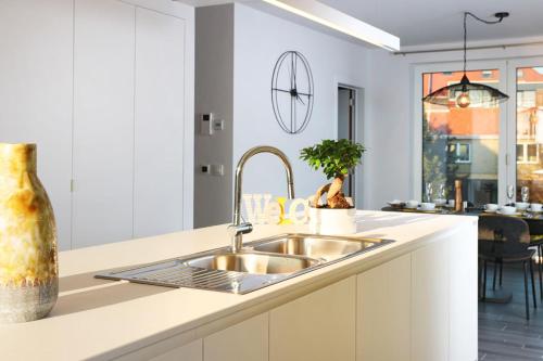 Kuchyň nebo kuchyňský kout v ubytování B2B Luxury Apartments Hotel Services Included