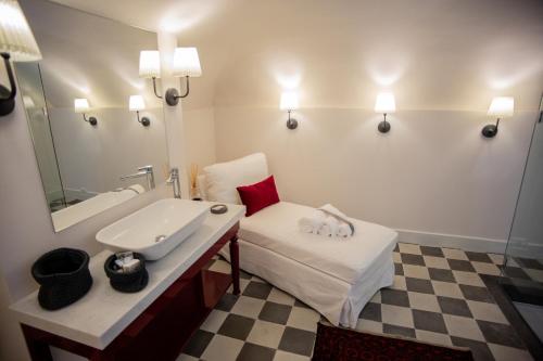 un bagno con lavandino e specchio di Suite35 a Catania