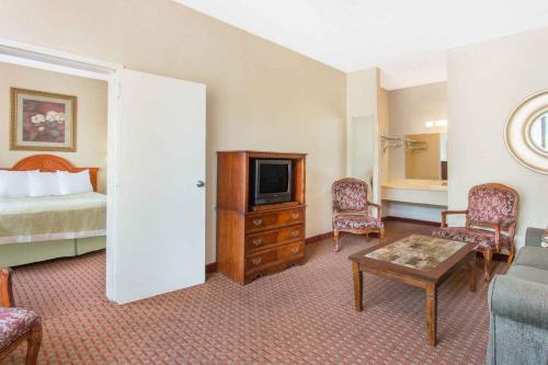 Una cama o camas en una habitación de Days Inn by Wyndham Princeton