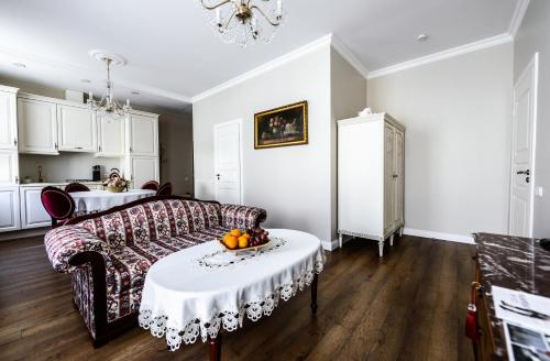 un soggiorno con un divano e un tavolo di Nostalgia Apartment a Klaipėda