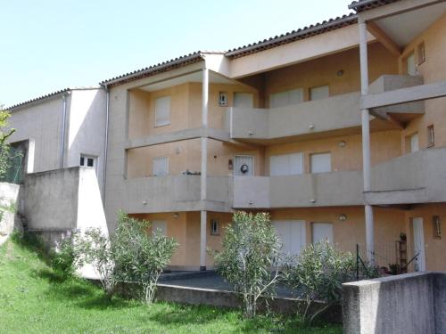 zewnętrzny widok budynku w obiekcie Soleil, Lavande et Oliviers w mieście Pertuis