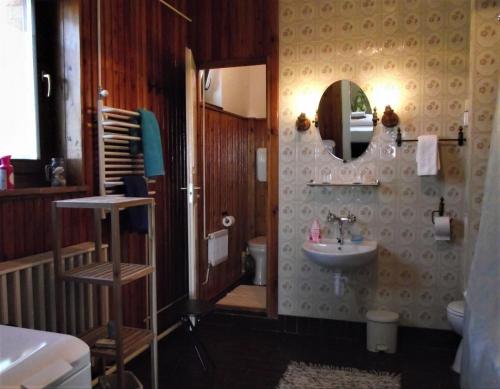 A bathroom at Panoráma Apartman