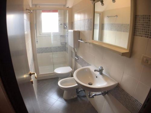 リド・ディ・イエゾロにあるVilla Battocchioのバスルーム(トイレ、洗面台、シャワー付)