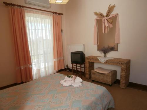 1 dormitorio con 1 cama con toallas en Kalogria West Peloponnese "VILLA ΜΑΝOLIA ", en Áraxos