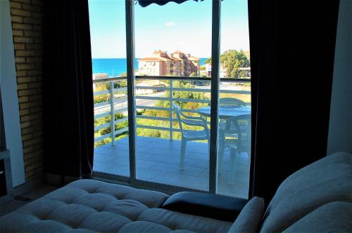 ビリャホヨサにあるVistal al mar Soleilのリビングルーム(海の景色を望む窓付)