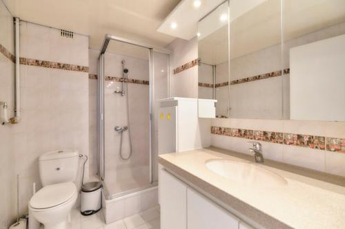Un baño con ducha, inodoro y lavabo. en Seadream, en Ostende