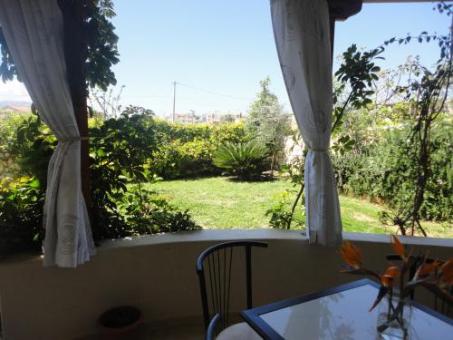 Un jardín fuera de Oruci Apartments