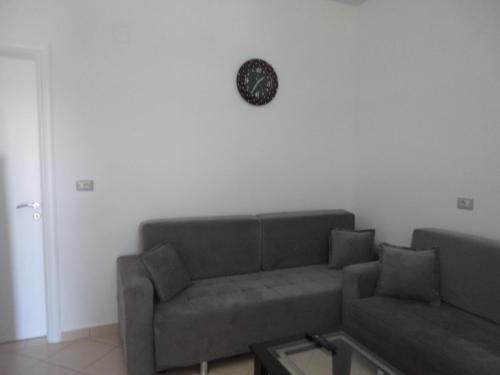 Un lugar para sentarse en Oruci Apartments