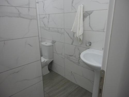 Un baño de Oruci Apartments