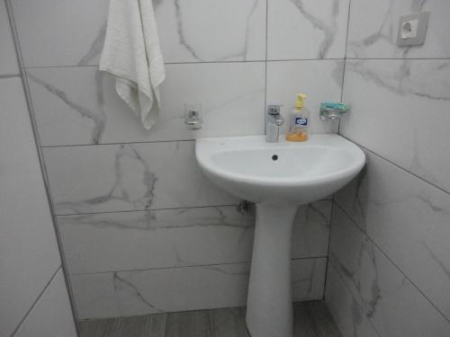 Un baño de Oruci Apartments