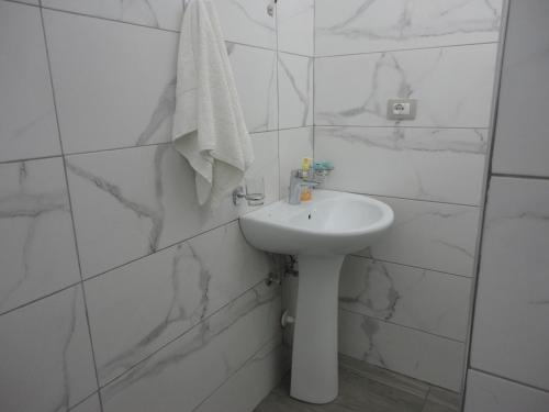 Un baño de Oruci Apartments