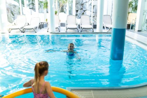 Bazén v ubytování Sport und Familienhotel Klausen nebo v jeho okolí