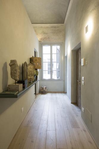 an empty room with a wooden floor and a window at Appartamento affrescato 180mq in palazzo del 600 a Mantova in Mantova
