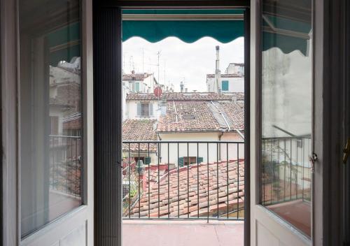 una puerta abierta con vistas a la ciudad en Affittacamere Nel Cuore Di Firenze, en Florencia