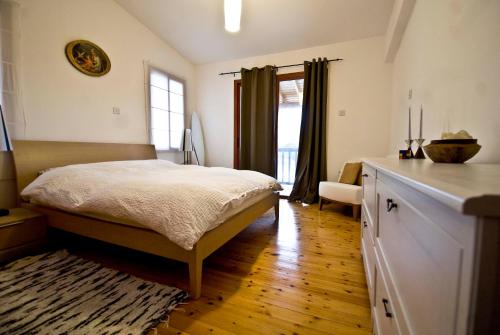 Ένα ή περισσότερα κρεβάτια σε δωμάτιο στο Lania Royal Oak House by TrulyCyprus
