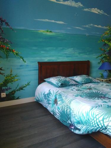 une chambre avec un lit avec un tableau sur le mur dans l'établissement Appartement Vue Mer, à Crozon