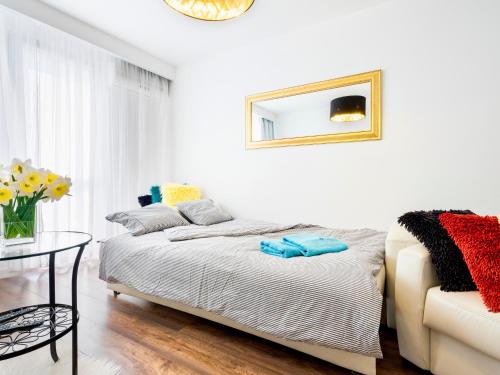 クラクフにあるApartament Kolorowyの白いベッドルーム(ベッド1台、テーブル付)