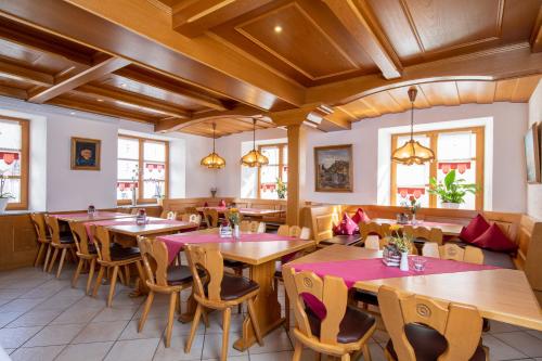Hotel-Restaurant Straussen tesisinde bir restoran veya yemek mekanı