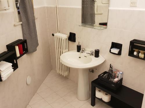 A bathroom at B&B RESTO AL SUD