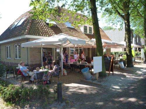 Um restaurante ou outro lugar para comer em Hotelsuites Ambrosijn