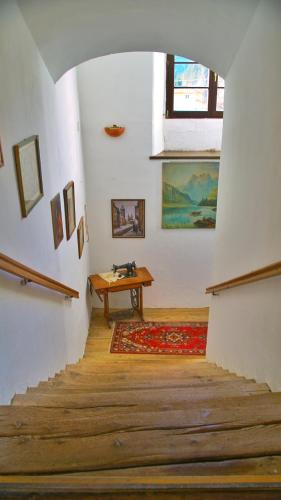 a stairway with a wooden table and a table at Schloss Berg Klösterle in Zedlitzdorf