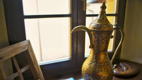 a vase sitting on a table next to a window at Schloss Berg Klösterle in Zedlitzdorf