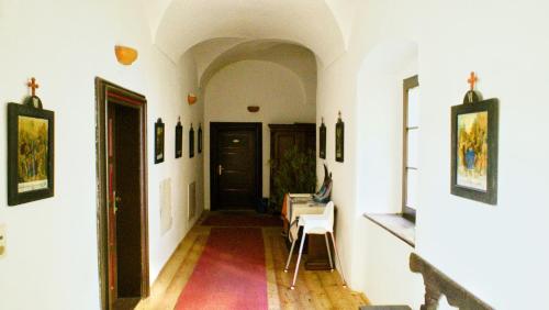 a hallway of a house with white walls and a door at Schloss Berg Klösterle in Zedlitzdorf