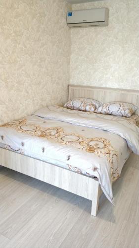 uma cama branca com almofadas num quarto em Апартаменты с Видом на Море em Sochi