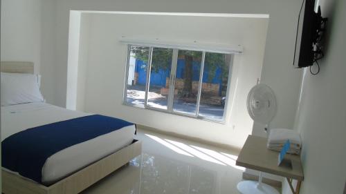 麥德林的住宿－Hotel Suite del Parque，一间卧室设有一张床和一个窗口