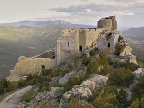 un château au sommet d'une montagne dans l'établissement Les lavandes, à Duilhac-sous-Peyrepertuse