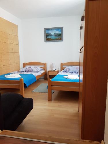 Ένα ή περισσότερα κρεβάτια σε δωμάτιο στο Vaznik Farm House Apartments