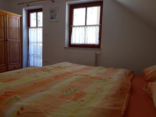 Ένα ή περισσότερα κρεβάτια σε δωμάτιο στο Vaznik Farm House Apartments