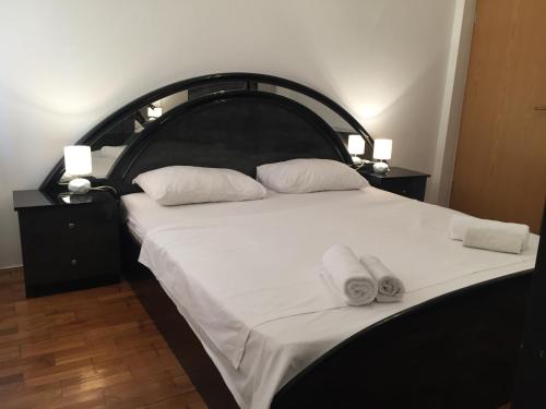um quarto com uma cama grande com duas toalhas em Apartman Višić 1692 em Kaštela