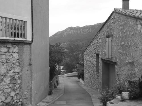 a black and white photo of a road next to a building at Les lavandes in Duilhac