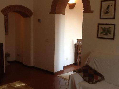 a living room with a bed and an archway at Camere e Appartamenti Baldini Romanita in Radda in Chianti