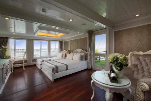 Giường trong phòng chung tại Signature Royal Halong Cruise
