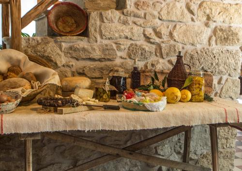 een tafel met fruit en groenten erop bij Cortis Antigas in Gesturi