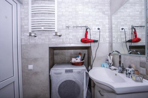Un baño con lavabo, inodoro y espejo. en Dali's Royal Apartment, en Tiflis