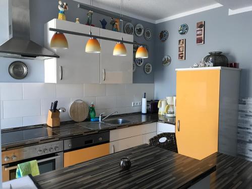 cocina con fregadero y nevera en Ferienwohnung Koblenz, en Coblenza