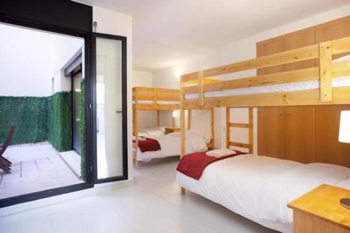 Kerrossänky tai kerrossänkyjä majoituspaikassa Spacious apartment for families near Park Guell