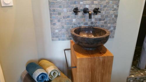 a bathroom with a bowl sink and towels at Fiquet de Normanville pour votre bien être en plein coeur historique in Rouen