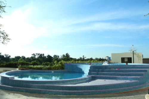 a swimming pool with a fountain in a building at Departamento Centrico Guadalajara in Guadalajara