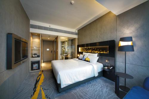 سرير أو أسرّة في غرفة في نوفوتيل سنغافورة أون ستيفنز